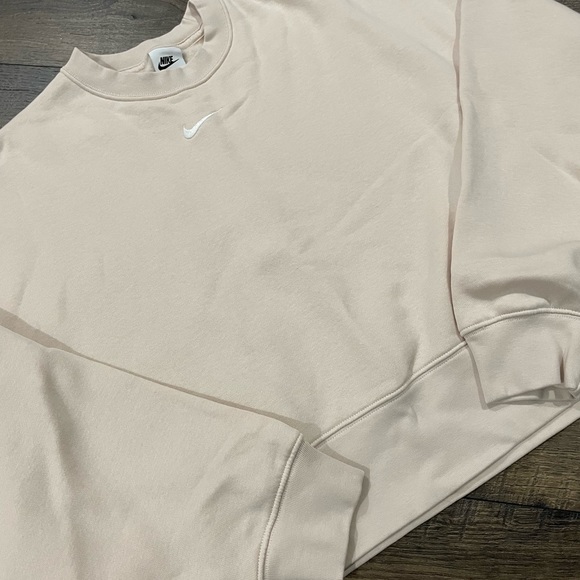 SOLD - Nike Sportswear Essential Oversized Sweatshirt - Picture 4 of 4